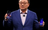 DJ Koh, président de la division mobile de Samsung, présente le nouveau Galaxy S9, le 25 février 2018 à Barcelone, à la veille du Congrès mondial de la téléphonie mobile (MWC) de Barcelone