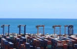 Port est containers et cavaliers