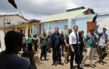 Le président français Emmanuel Macron visite un quartier de Tsingoni, à Mayotte, le 20 décembre 2024, après le passage du cyclone Chido sur l'archipel