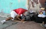 Un sans-abri dort dans une rue de La Havane, le 21 juillet 2025 à Cuba