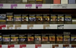 Des paquets de cigarettes en vente chez un buraliste le 27 décembre 2016 à Vertou