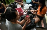 D'anciennes prisonnières, bénévoles,  fabriquent des rouges à lèvres à partir de cosmétiques recyclés pour les distribuer à des détenues, à Bangkok en Thaïlande le 24 juillet 2017