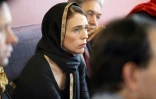 Photo diffusée par le bureau de la Première ministre néo-zélandaise Jacinda Ardern la montrant à Christchurch le 16 mars 2019