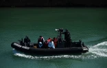 Des migrants récupérés en mer, emmenés au port de Douvres à bord d'un bateau des garde-côtes britanniques, le 16 juin 2022