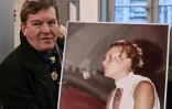 Jacky Kulik avec le portrait de sa fille Elodie, violée et tuée en 2002, au Palais de justice d'Amiens le 21 novembre 2019