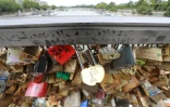 Des "cadenas d'amour" sur la passerelle Léopold-Sedar-Senghor à Paris, le 4 août 2016