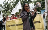 Le militant écologiste Pralensa, lors d'un rassemblement contre les projets de conversion des tourbières du village de Lebung Itam en une zone de concession d'entreprise pour les plantations, devant le bureau de l'agence foncière locale à Palembang, le 10 juin 2025 au sud de Sumatra, en Indonésie