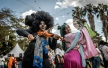 Des cosplayer posent le 22 août 2026 à Nairobi durant la convention Otamatsuri consacrée à la culture des mangas et animes japonais