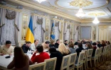 Photo remise le 7 février 2026 par le service de presse de la présidence ukrainienne montrant le président Volodymyr Zelensky (C) le 6 février 2026 avec des journalistes, à Kiev