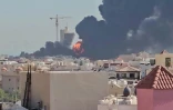 Capture d'une vidéo indépendante publiée sur les réseaux sociaux le 18 juillet 2026 montrant de la fumée et des flammes à Mangaf, au Koweït