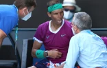 L'Espagnol Rafael Nadal reçoit un soutien médical contre le Canadien Denis Shapovalov en quarts de finale de l'Open d'Australie le 25 janvier