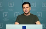 Le président ukrainien Volodymyr Zelensky s'adresse à ses concitoyens et au monde par video le 27 février 2022 depuis Kiev