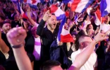 Des partisans du Rassemblement national (RN) fêtent les résultats du 1er tour des législatives, le 30 juin 2024 à Hénin-Beaumont, dans le Pas-de-Calais