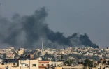 Une photo prise depuis Rafah montre de la fumée s'échappant de Khan Yunès, dans le sud de la bande de Gaza, suite aux bombardements israéliens du 15 décembre 2023