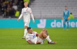L'attaquant de l'OL Memphis Depay à terre blessé lors du match contre Rennes, en L1 à Décines-Charpieu, le 15 décembre 2019