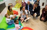 Le président Emmanuel Macron dans une crèche de Gennevilliers au nord de Paris, le 17 octobre 2017
