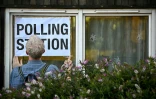 Une affiche "bureau de vote" à Londres pour les législatives, le 4 juillet 2024