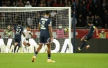 Le défenseur brésilien du Paris Saint-Germain Marquinhos (d) égalise (1-1) face à Lille, lors de leur match de Ligue 1, le 29 octobre 2021 au Parc des Princes