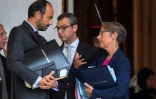 Le Premier ministre Edouard Philippe (G) parle avec la ministre des Transport Elisabeth Borne le 27 septembre 2017 à Paris