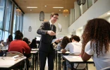 Le ministre de l'Education nationale, Edouard Geffray, distribue les feuilles d'exmen au lycée Gabriel Fauré à Paris le 12 juin 2026