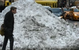 Un tas de neige sur Park avenue, à New York, le 25 janvier 2016 après une importante tempête de neige qui est tombée sur la côte est des Etats-Unis
