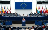 La présidente de la Commission européenne Ursula von der Leyen prononce un discours lors d'une séance plénière au Parlement européen à Strasbourg, en France, le 20 mai 2026
