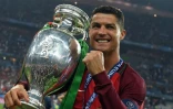 Cristiano Ronaldo avec la coupe de l'Euro-2016 après la victoire du Portugal en finale le 10 juillet 2016 au Stade de France à Saint-Denis