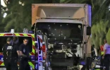 Des personnes réagissent, émues, après l\'attaque de Nice en France, le 15 juillet 2016