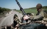 Un soldat ukrainien sur le toit d'un blindé près de Sloviansk, dans l'est du pays, le 26 avril 2022