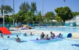 Le Port : le père Noël fait une escale à la piscine