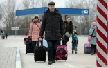 Des personnes fuient l'Ukraine en passant la frontière avec la Moldavie, le 14 mars 2022