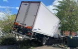 Saint-Denis : un camion s'encastre dans un mur et un autre véhicule au Moufia