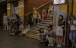 Pendant une attaque aérienne à Kiev, des habitants réfugiés dans le métro, le 26 août 2024