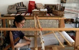 Mimoza Pjetraj travaille sur un métier à tisser avec des fils de soie dans son atelier du village de Dajc, dans la région de Zadrima, le 27 mai 2025 en Albanie