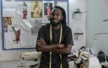 Le styliste McBright Kavari dans son atelier, le 30 novembre 2024 à Windhoek, en Namibie
