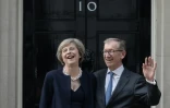 Theresa May devant le 10 Downing Street avec son mari Philip John, le 13 juillet 2016, lors de sa prise de fonction comme Première ministre britannique