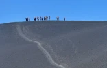 Italie : l'Etna continue de cracher un énorme panache de cendres et de gaz