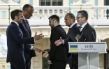 De g. à d.: le président français Emmanuel Macron, le chancelier allemand Friedrich Merz, le président ukrainien Volodymyr Zelensky, le Premier ministre polonais Donald Tusk et le Premier ministre britannique Keir Starmer, le 10 mai 2025 à Kiev
