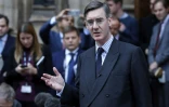 Le chantre du Brexit Jacob Rees-Mogg s'adresse à la presse devant le palais de Westminster à Londres, le 15 novembre 2018