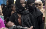 Des réfugiés font la queue devant un centre de soins pour les enfants dans le camp de Kutupalong, au Bangladesh, le 7 octobre 2017
