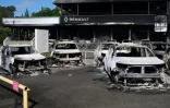 Des gendarmes positionnés dans un quartier de Nouméa, le 14 mai 2024 en Nouvelle-Calédonie ( AFP / Theo Rouby )
