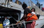 Des migrants sur un bateau des autorités italiennes dans le port de Lampedusa, le 15 septembre 2023