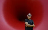 Le sculpteur britannique Anish Kapoor devant l'une de ses oeuvres lors de la présentation de l'exposition "Anish Kapoor: ?uvres, pensées, expériences", le 6 juillet 2018 dans le parc de la Fondation Serralves, à Port, au Portugal