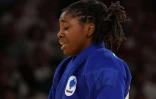 Sarah Léonie Cysique (bleu) réagit après sa défaite face à la Canadienne Christa Deguchi lors de la demi-finale des 57 kg de judo féminin des Jeux Olympiques de Paris 2024 à la salle du Champ-de-Mars, à Paris, le 29 juillet 2024. 