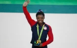 La gymnaste américaine Simone Biles, sacrée championne olympique lors du concours général individuel, le 11 août 2016 aux JO de Rio