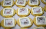 Des biscuits à l'effigie du pape François à la pâtisserie Balcao do Marques à Lisbonne, le 28 juillet 2023, alors que le Portugal se prépare à accueillir le pape pour les Journées mondiales de la jeunesse