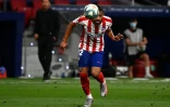 L'Atletico Madrid de Diego Simeone (en arrière plan) reste sur une victoire 2-1 contre le Deportivo Alaves au Wanda Metropolitan, le 27 juin 2020