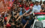 le président brésilien de gauche Luiz Inacio Lula da Silva salue ses partisans lors d'un meeting de campagne à Rio, le 2 octobre 2026