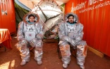 Deux astronautes d'une équipe israélo-européenne avant de commencer une mission d'entraînement pour la planète Mars sur un site qui simule une station hors site au cratère Ramon à Mitzpe Ramon dans le désert du sud du Néguev, en Israël, le 10 octobre 2021