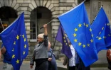 Des manifestants brandissent des drapeaux européens devant la Cour d'appel d'Edimbourg, le 3 septembre 2019
